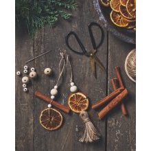 Christmas decorations with dried oranges.jpg